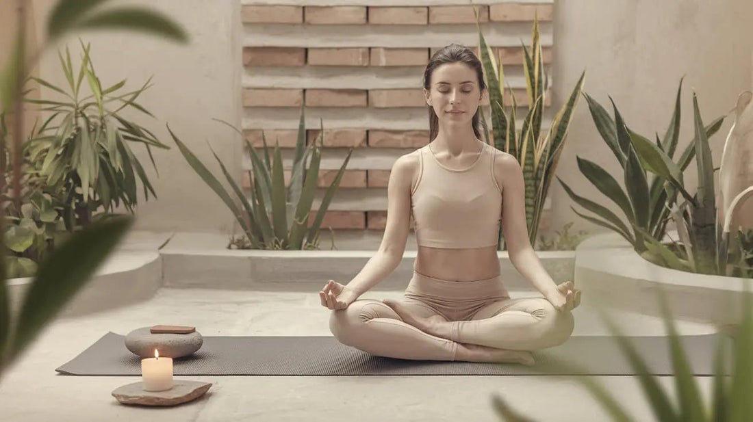 Femme pratiquant la méditation dans une pièce sereine, entourée de plantes et d'une bougie allumée, favorisant l'amour-propre et la positivité.