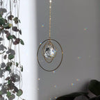 Attrape-soleil Galaxy en laiton avec cristal, projetant des reflets lumineux sur un mur. Décoration spirituelle pour la maison.