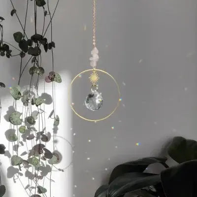 Attrape-soleil DOLCE quartz rose suncatcher avec du cristal de verre et de l'améthyste, projetant des motifs lumineux enchanteurs à l'intérieur.