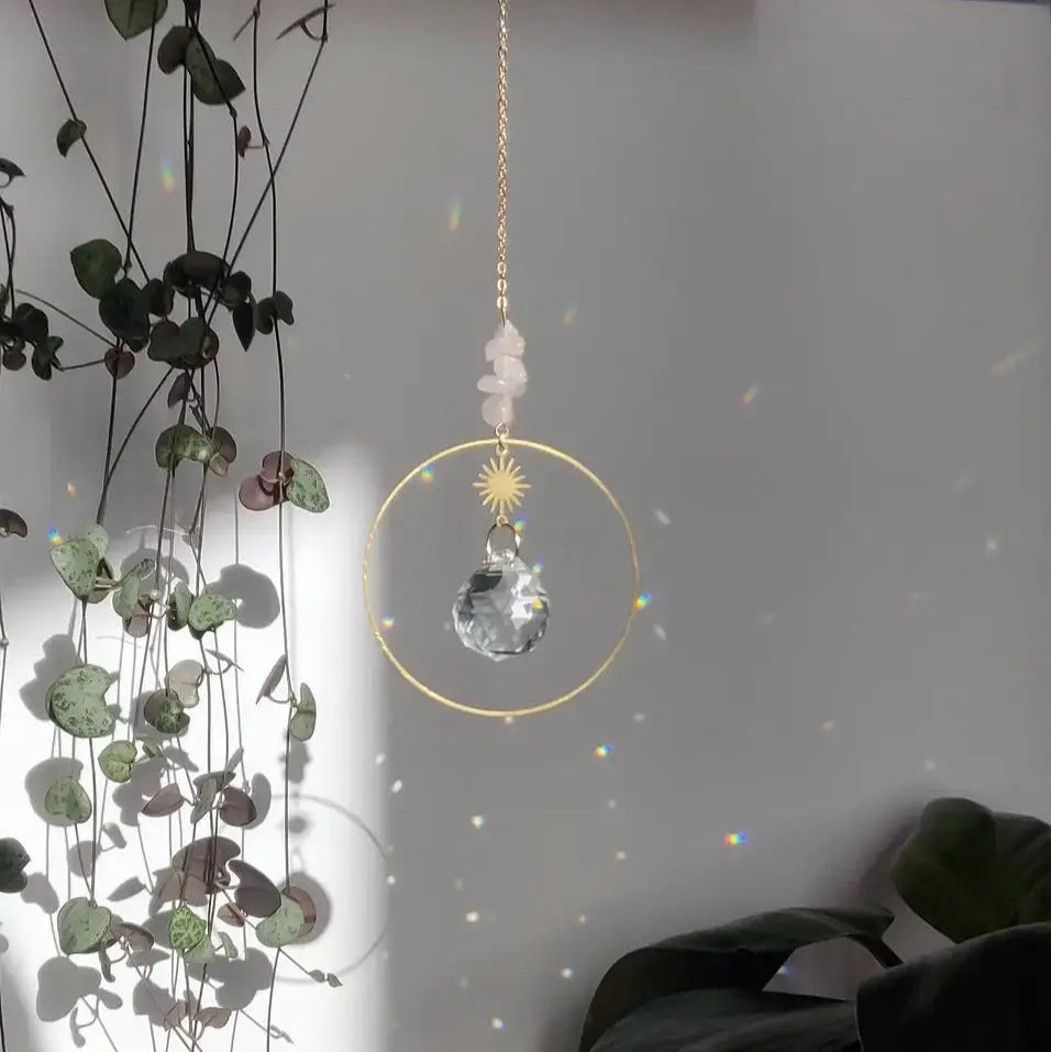 Attrape-soleil Améthyste suncatcher avec du cristal de verre et de l'améthyste, projetant des motifs lumineux enchanteurs à l'intérieur.