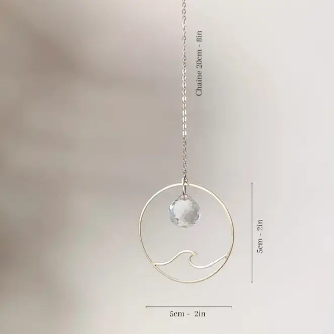 Mini attrape soleil Wave avec pendentif design cristal et vague, chaîne dorée, parfait pour apporter lumière et sérénité à votre espace.