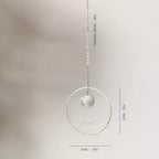 Mini attrape soleil Wave avec pendentif design cristal et vague, chaîne dorée, parfait pour apporter lumière et sérénité à votre espace.