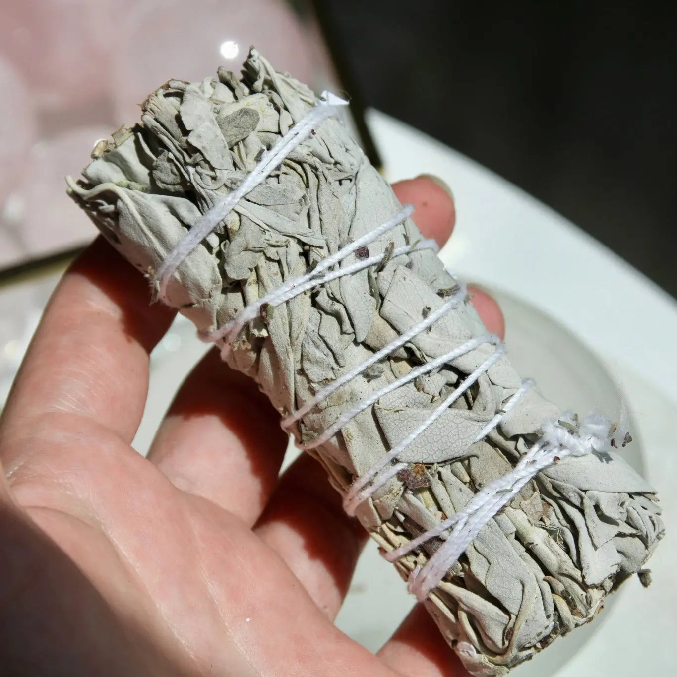 baton de sauge blanche pour purifier, utilisé pour la purification et le nettoyage énergétique, la sauge de Californie, les rituels spirituels.