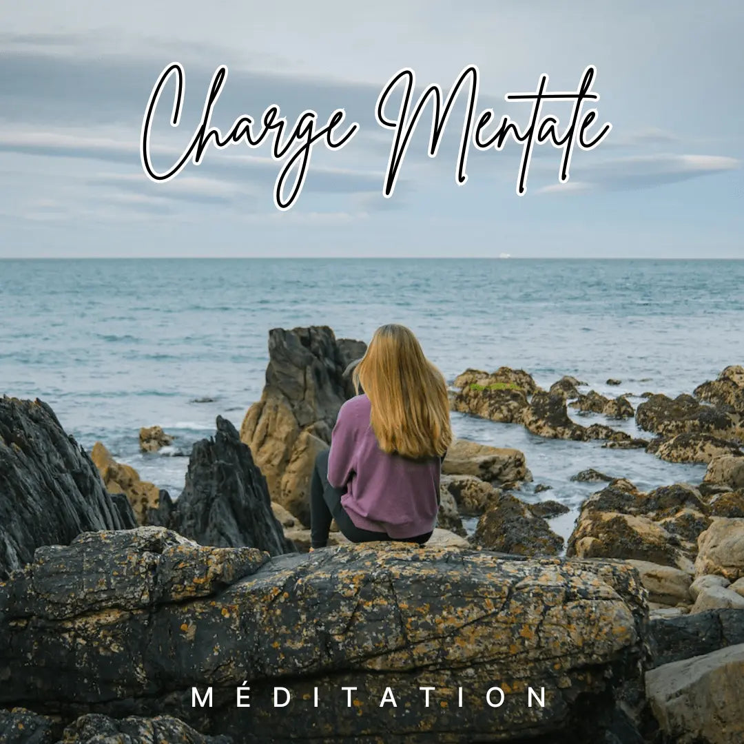 Femme méditant au bord de la mer sur des rochers, texte "Charge Mentale Méditation" visible en arrière-plan.