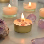 Ambiance relaxante avec bougies parfumées et cristaux d'améthyste pour une séance de méditation apaisante dans une box bien-être dédiée aux femmes.