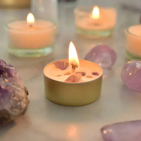 Ambiance relaxante avec bougies parfumées et cristaux d'améthyste pour une séance de méditation apaisante dans une box bien-être dédiée aux femmes.