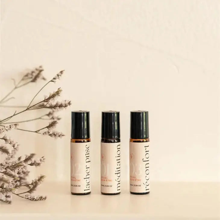 Huiles essentielles bio d’aromathérapie de la RelaxScent Box pour le bien-être des femmes, avec des mélanges pour méditation et détente, présentées sur une étagère avec des fleurs séchées.