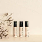 Huiles essentielles bio d’aromathérapie de la RelaxScent Box pour le bien-être des femmes, avec des mélanges pour méditation et détente, présentées sur une étagère avec des fleurs séchées.