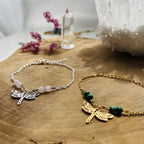 Élégants bracelets à breloques papillon en argent et or, ornés de pierres naturelles, parfaits pour les occasions chics et décontractées.