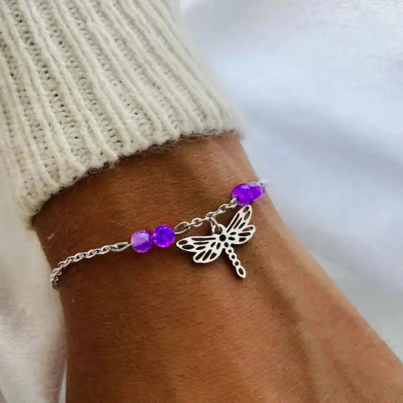 Bracelet charm libellule en argenté avec pierre naturelle, élégant et raffiné, symbole de patience et indépendance.