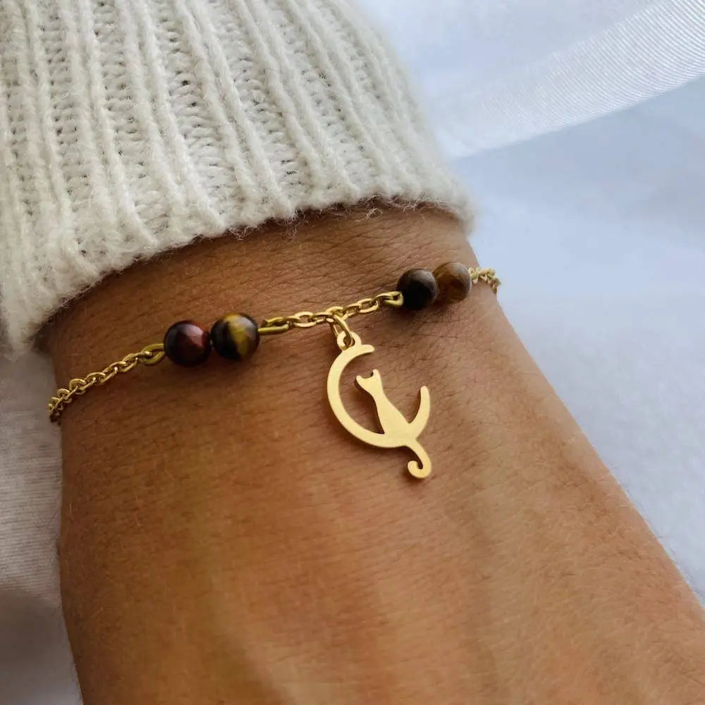 Bracelet Chat avec pierres naturelles et pendentif en forme de chat, porté sur un poignet.