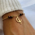 Bracelet Chat avec pierres naturelles et pendentif en forme de chat, porté sur un poignet.