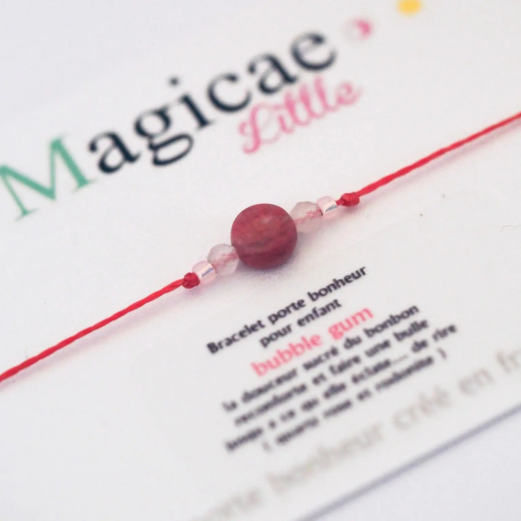 Bracelet porte bonheur enfant Bubble gum en pierres naturelles, avec message positif et attache macramé, sur fond blanc.