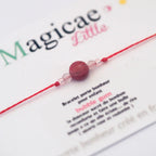 Bracelet porte bonheur enfant Bubble gum en pierres naturelles, avec message positif et attache macramé, sur fond blanc.