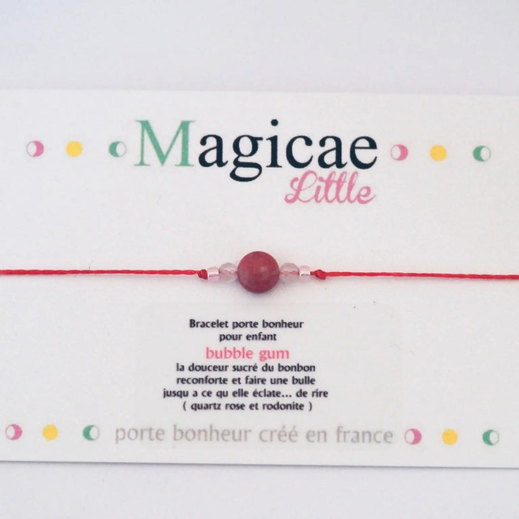 Bracelet porte bonheur enfant Bubble gum en pierres naturelles, avec message positif et attache macramé, sur fond blanc.
