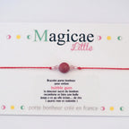 Bracelet porte bonheur enfant Bubble gum en pierres naturelles, avec message positif et attache macramé, sur fond blanc.