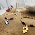 Bracelet Hibou Elégants bracelets charms hibou sur bois avec cristal et fleurs, symbolisant la sagesse et la spiritualité en lithothérapie.