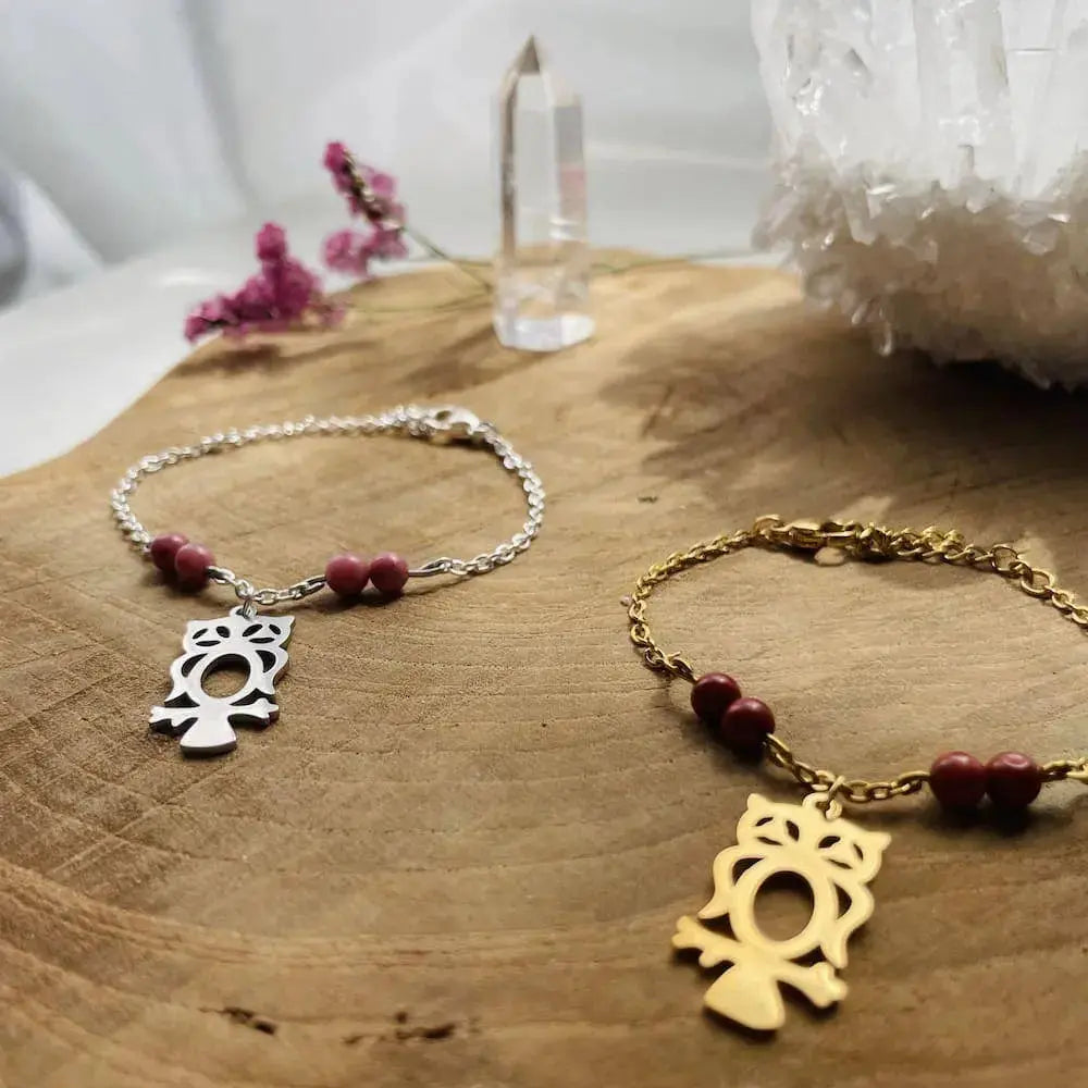 Bracelet Hibou Elégants bracelets charms hibou sur bois avec cristal et fleurs, symbolisant la sagesse et la spiritualité en lithothérapie.