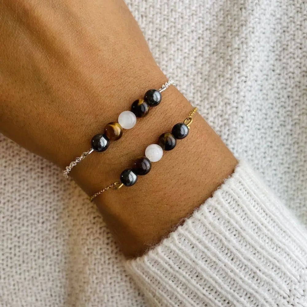 Bracelet Protection Femme Pentaperle en hématite, œil de tigre et pierre de lune, idéal pour la lithothérapie et la protection.