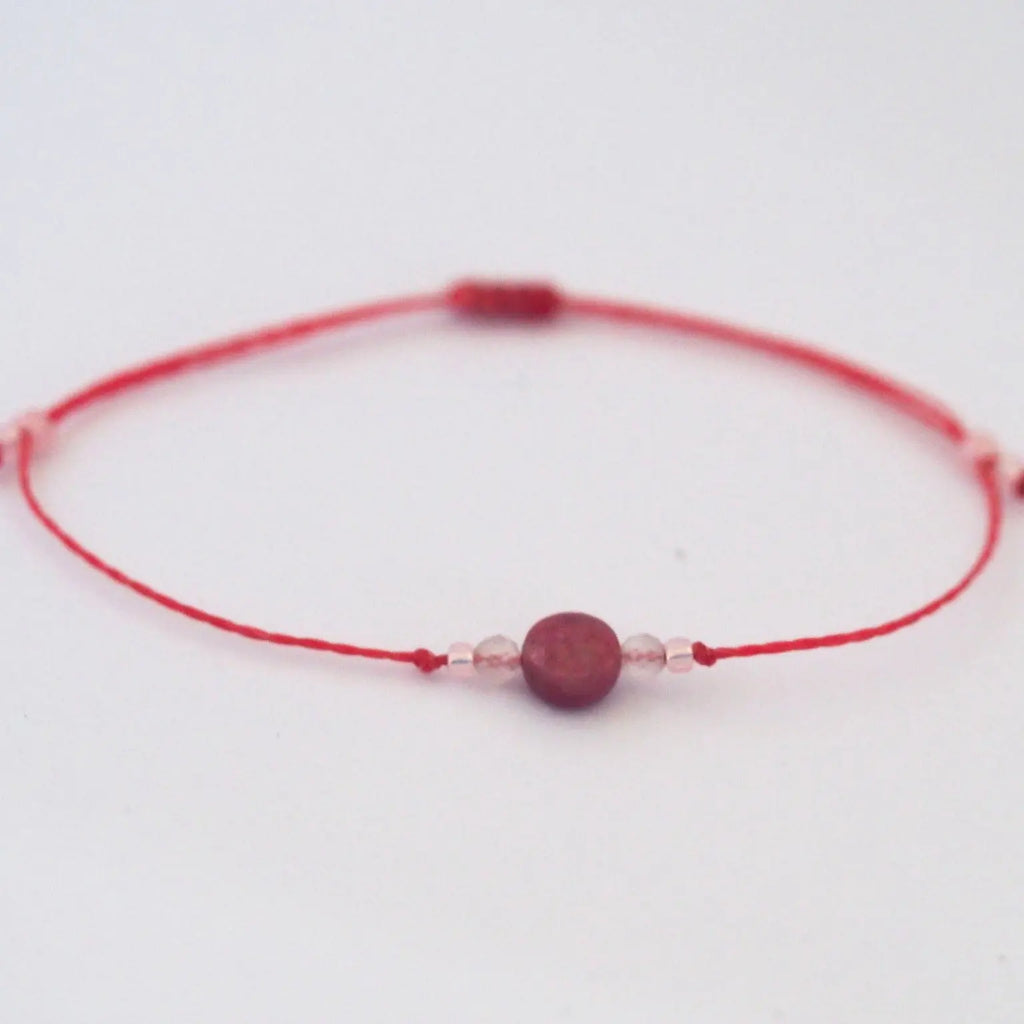 Bracelet porte-bonheur fille Bubble gum en pierres naturelles, attache macramé, sur fond blanc.