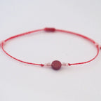 Bracelet porte-bonheur fille Bubble gum en pierres naturelles, attache macramé, sur fond blanc.