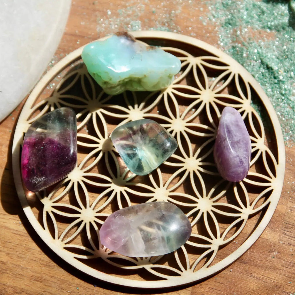 Fleur de Vie en bois pour recharger les pierres, avec des pierres colorées sur le dessus, améliorant l'équilibre énergétique. 