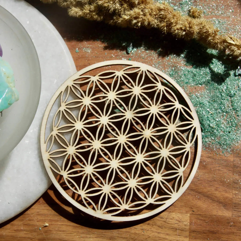 Fleur de Vie en bois avec pierres , conçue pour recharger et purifier les pierres, avec de la sauge blanche pour un soutien spirituel. 