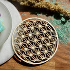 Fleur de Vie en bois avec pierres , conçue pour recharger et purifier les pierres, avec de la sauge blanche pour un soutien spirituel. 