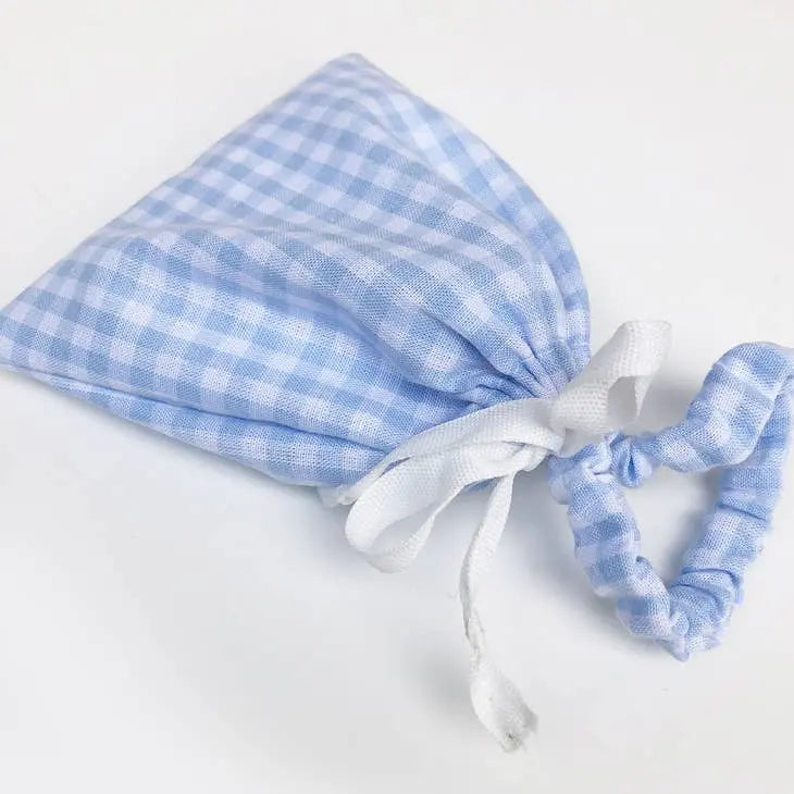 Sachet en tissu vichy bleu avec un élastique assorti, parfait pour le rangement ou un cadeau.