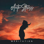 Silhouette d'une femme méditant au coucher du soleil, promotion de la méditation anti stress et relaxation.