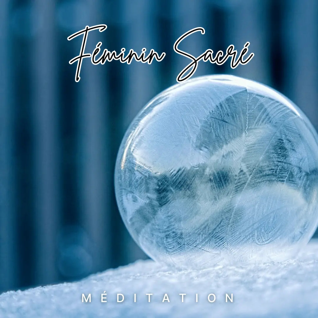 Boule de cristal sur fond doux, représentant la méditation guidée du féminin sacré.