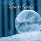 Boule de cristal sur fond doux, représentant la méditation guidée du féminin sacré.