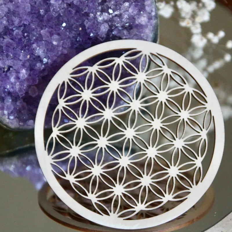 Fleur de vie en bois avec pierres, utilisée pour recharger pierres et purifier les objets spirituels