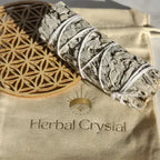 Coffret  purification avec sauge blanche et fleur de vie en bois pour recharger les pierres, sur une pochette Herbal Crystal.