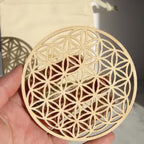 fleur de vie en bois issu du kit de purification d'énergie, utilisé pour recharger les pierres.