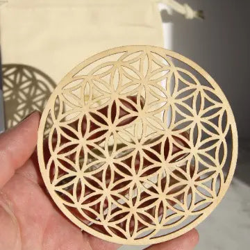 fleur de vie en bois issu du kit de purification d'énergie, utilisé pour recharger les pierres.