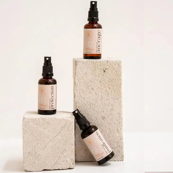 Spray aux huiles essentielles en flacons, idéal pour purification et protection en aromathérapie.