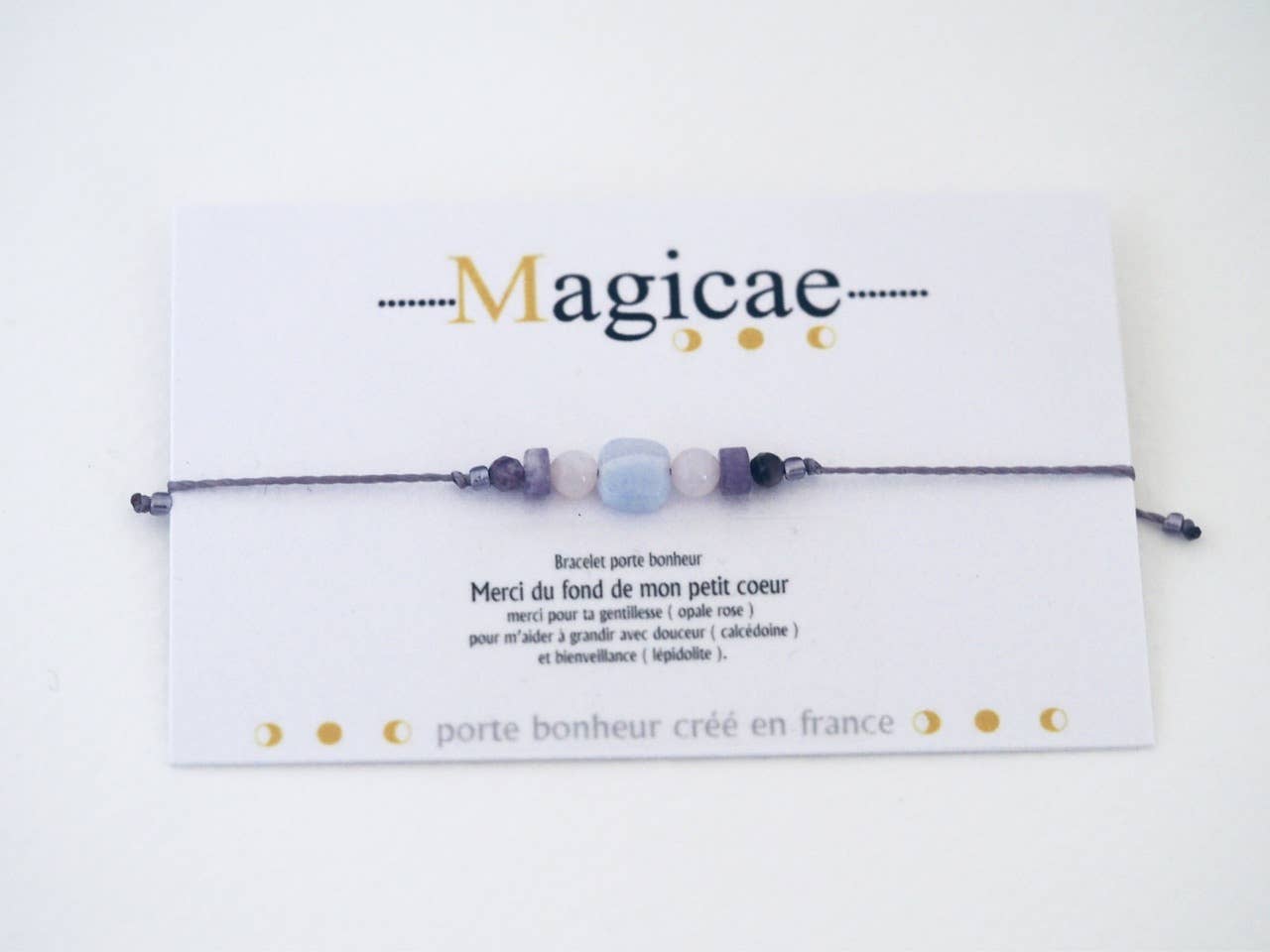 Bracelet porte bonheur femme Merci du fond de mon petit coeur en pierres naturelles, avec message positif et attache macramé, sur fond blanc.