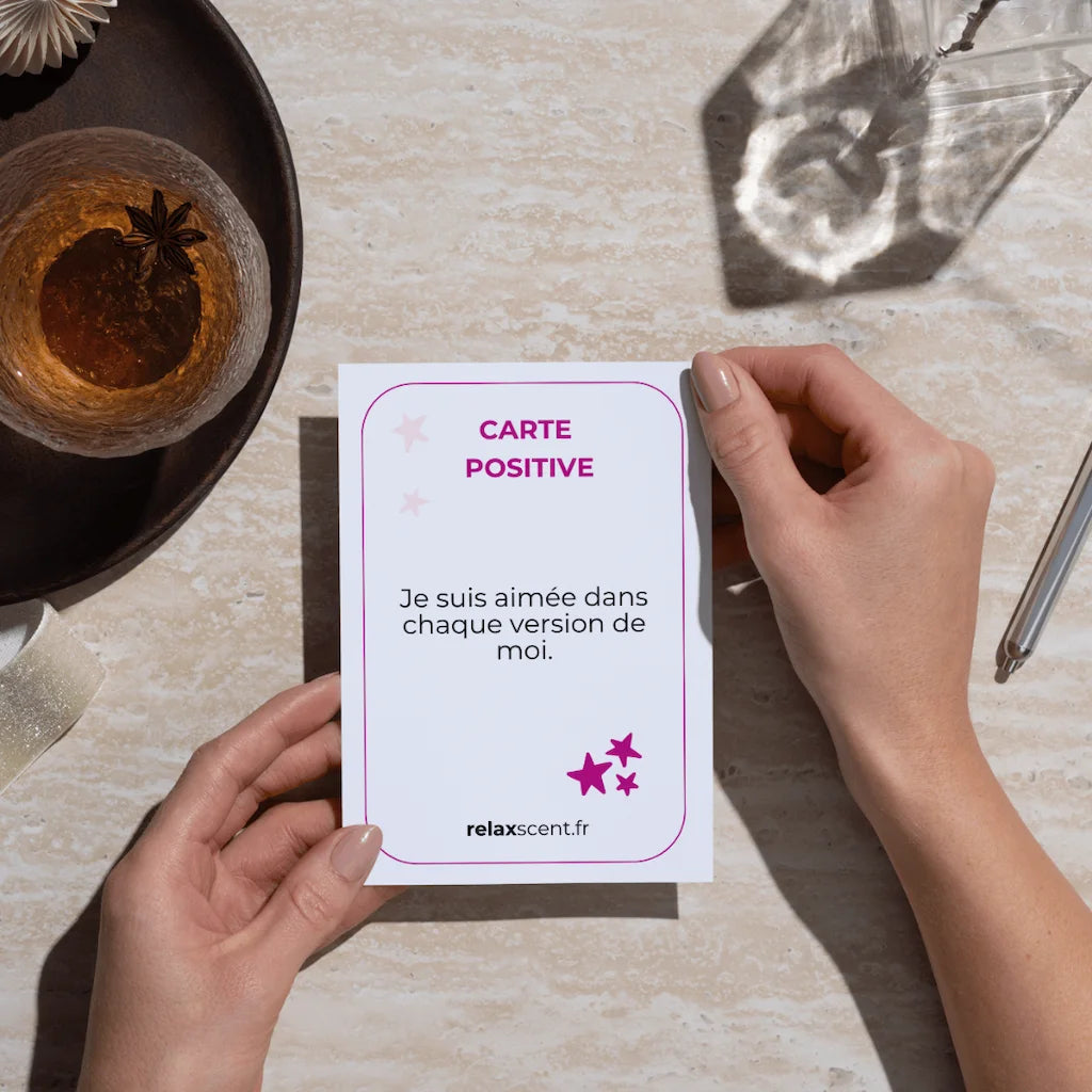 Aperçu d'une carte positive imprimée sur table, issues de l’ebook offert par RelaxScent