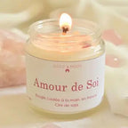 Bougie avec pierre de lithothérapie Amour de soi en verre, cire de soja, allumée, pour moments de détente et d'amour-propre.