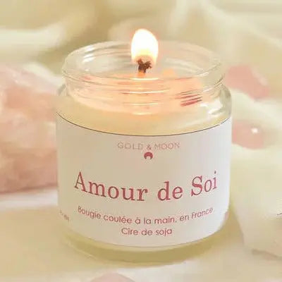 Bougie avec pierre de lithothérapie Amour de soi en verre, cire de soja, allumée, pour moments de détente et d'amour-propre.