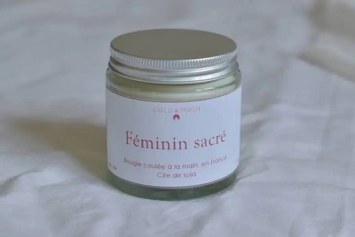 Bougie énergétique avec pierre de lithothérapie Féminin Sacré dans un bocal en verre, cire de soja, artisanale, élégante, parfum floral.