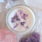 Bougieénergétique "Full Moon" avec pierres naturelles dans un élégant bocal en verre, entourée de cristaux.