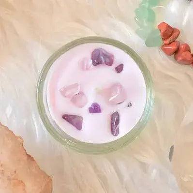 Bougie Chakra Couronne avec pierres naturelles d'améthyste et cristal de roche pour la lithothérapie.