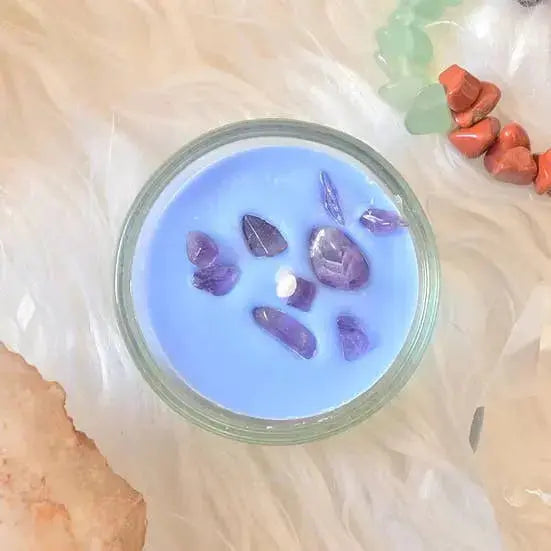 Bougie Chakra Troisième Œil avec pierres d'améthyste, idéale pour la lithothérapie et l'harmonisation du sixième chakra.