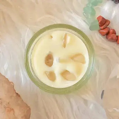 Bougie Chakra jaune plexus Solaire au Quartz Fumé, entourée de pierres naturelles et cristaux, pour la lithothérapie.