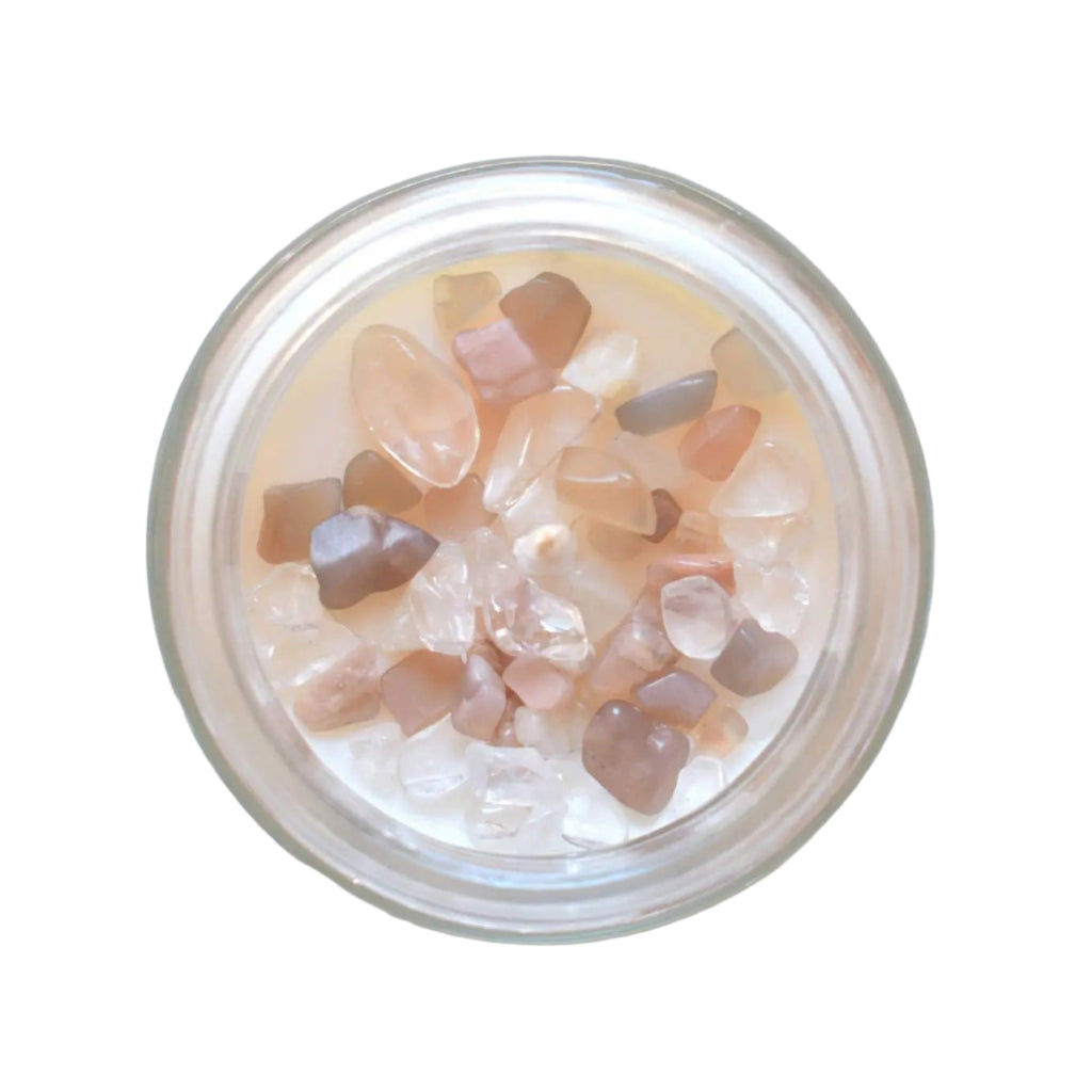 Bougie parfumée avec pierre de lithothérapie Féminin Sacré  décorée de cristaux dans un élégant bocal en verre.