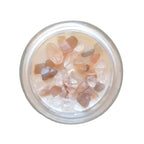 Bougie parfumée avec pierre de lithothérapie Féminin Sacré  décorée de cristaux dans un élégant bocal en verre.