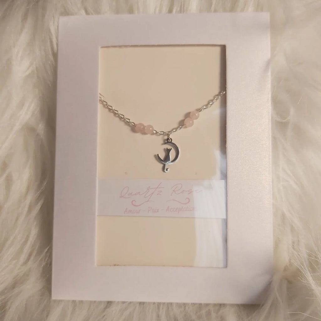 Bracelet Chat charm en Quartz Rose avec pendentif de chat, présenté dans un élégant emballage. Idéal pour lithothérapie.