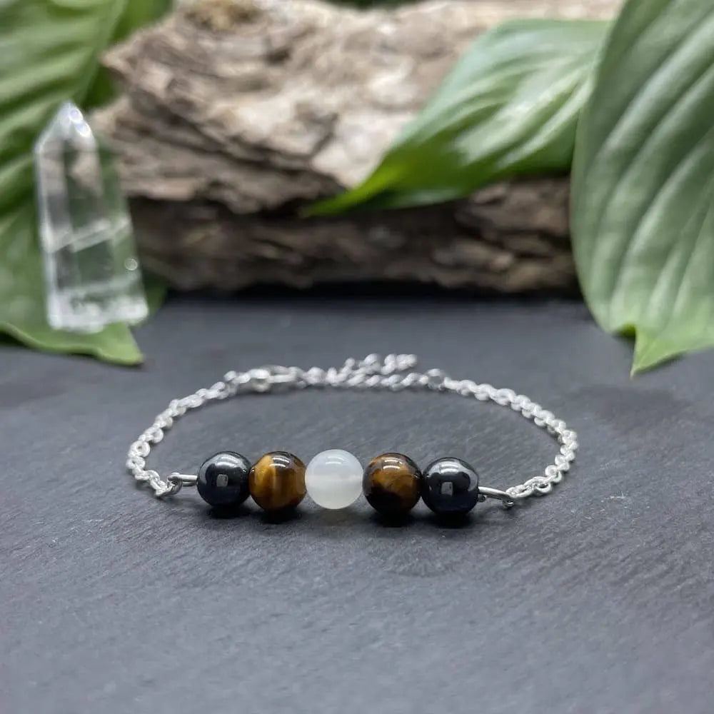Bracelet Protection Femme Pentaperle en hématite, œil de tigre et pierre de lune, idéal pour la lithothérapie et la protection.